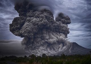 Chi fuma di più? I vulcani o l’uomo?