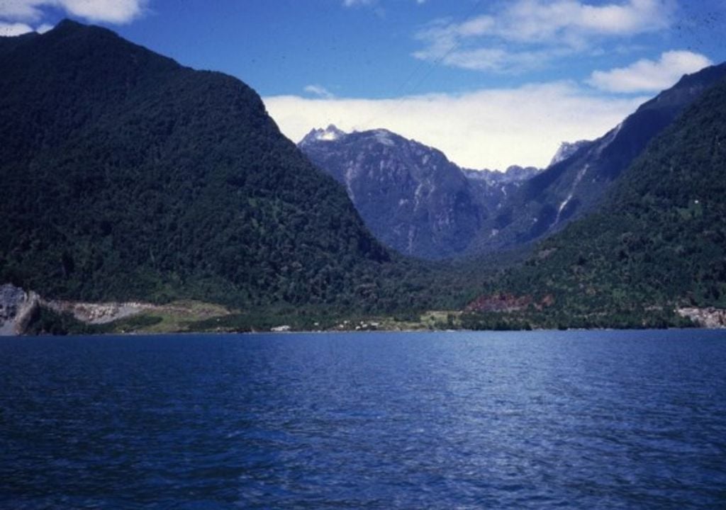 Las primeras áreas en caer bajo la nueva administración son precisamente dos ACMU: el Fiordo Comau - San Ignacio de Huinay, en Hualaihué, y el Lafken Mapu Lahual, en la provincia de Osorno. Créditos imagen: MMA y Belisario Andrade, académico Instituto de Geografía UC.