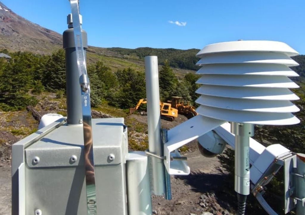 Su tarea será procesar los datos en tiempo real para simular escenarios eruptivos y estimar con mayor precisión hacia dónde viajará una nube de ceniza, cuánto material podría caer y qué zonas tendrían mayor riesgo de verse afectadas. Crédito de la imagen: Sernageomin.