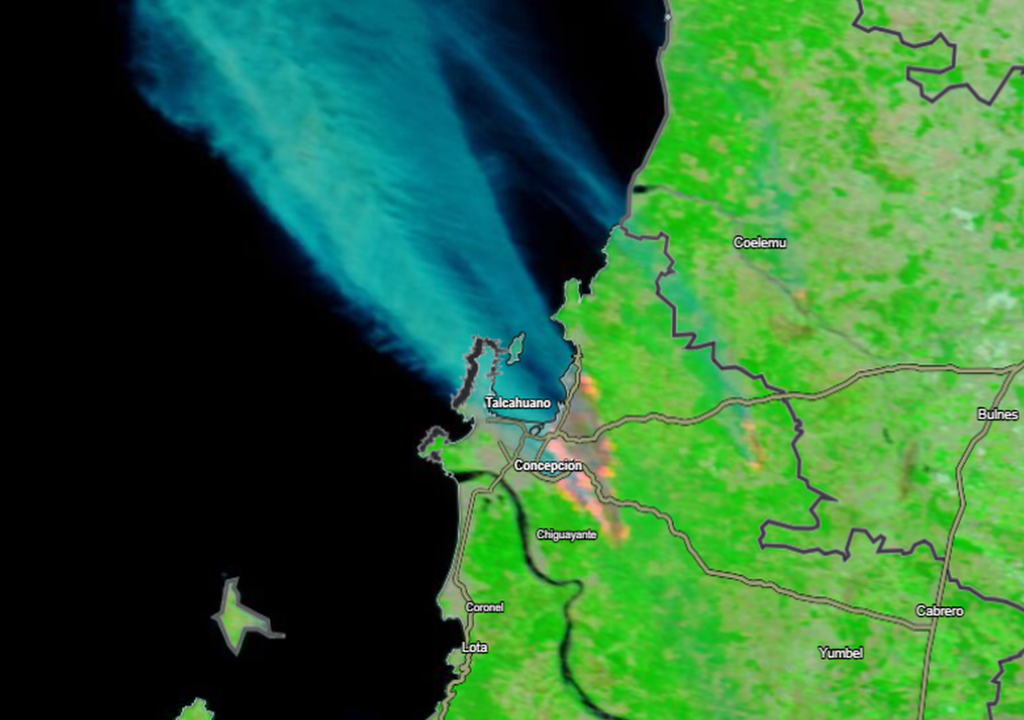 Ídem que el caso anterior pero en imagen realzada mostrando los incendios en color naranja intensa, penachos de humos en azul y zonas quemadas en gris oscuro. NASA