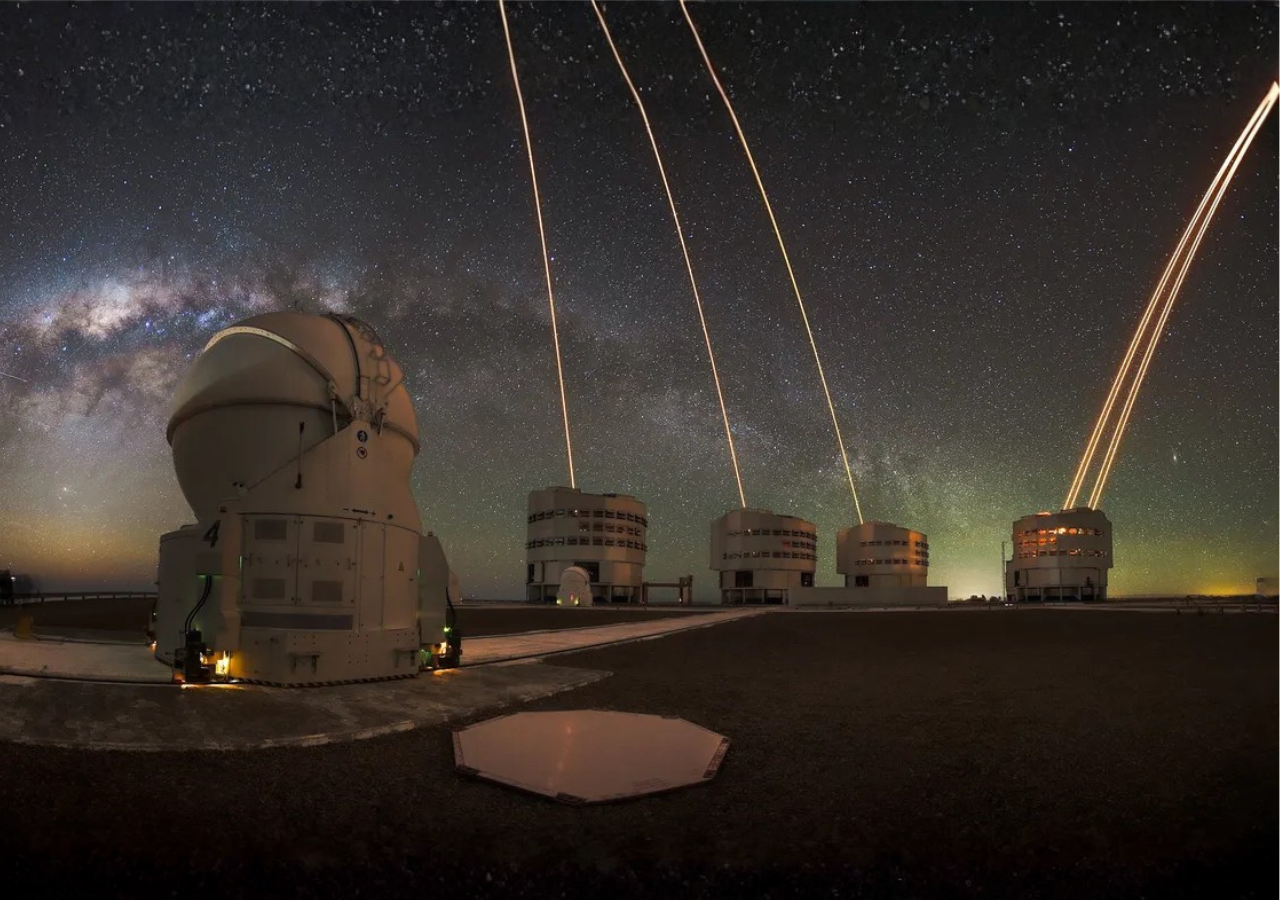 Rayos láser del Very Large Telescope iluminan el cielo del norte de Chile para crear estrellas artificiales y observar el universo con máxima precisión (17 de febrero). Crédito: ESO / G. Hüdepohl (eso.org)