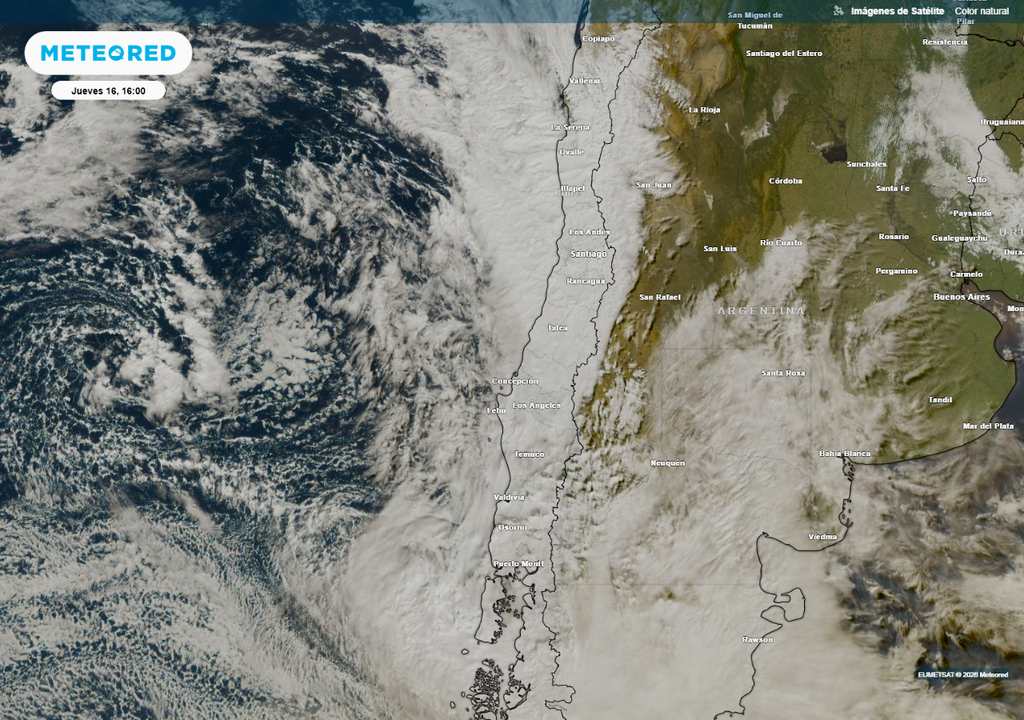 imagen satelital Una gran extensión del país está cubierto por las nubes del sistema frontal con río atmosférico.