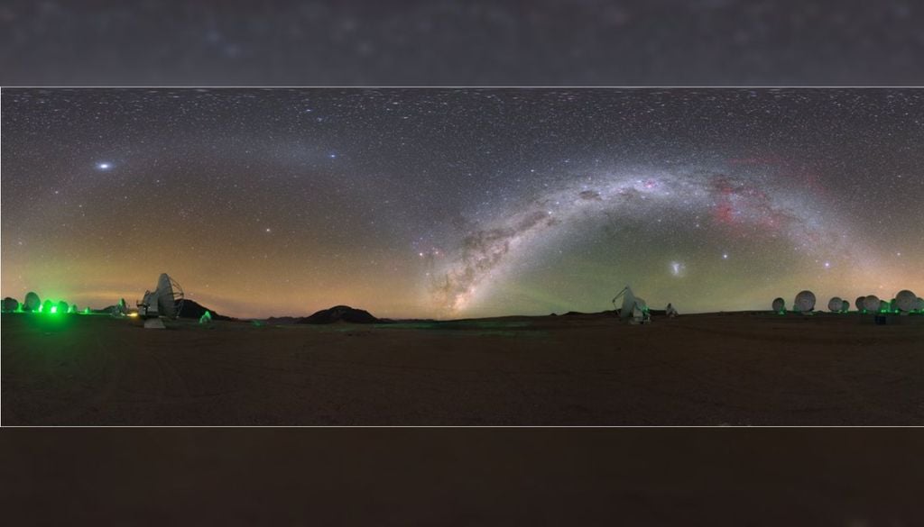 La Vía Láctea se eleva sobre ALMA, mientras a la izquierda aparece el gegenschein: tenue luz antisolar generada por polvo interplanetario que dispersa la luz solar. Crédito: ESO/P. Horálek