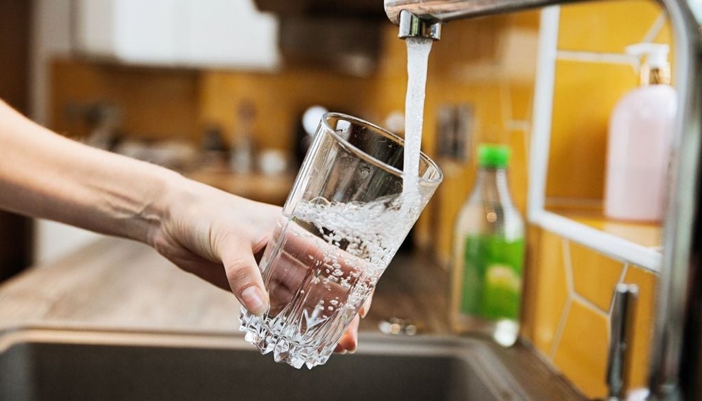 Agua potable La edición 2026 del Environmental Performance Index (EPI), elaborado por el Centro de Política y Ley Ambiental de la Universidad de Yale, premia el agua chilena pero expone su deuda en calidad del aire, pesticidas y especies en riesgo.