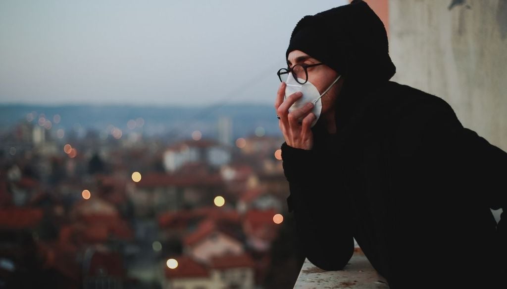 Contaminación del aire Si vives en una zona industrial o en una ciudad con mala ventilación, esto lo notas en la garganta, en los ojos, en las consultas respiratorias de invierno.