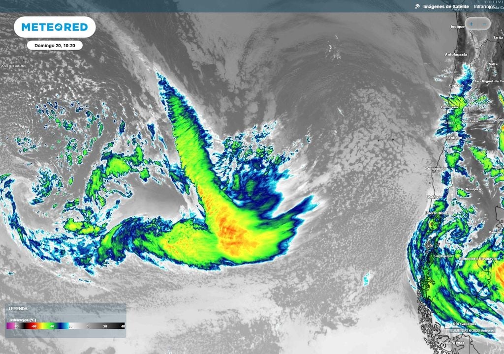 sistema frontal sobre el océano Un gran sistema frontal avanza hacia Chile y llegará el martes 22 con lluvias, que serán incrementadas por un río atmosférico.