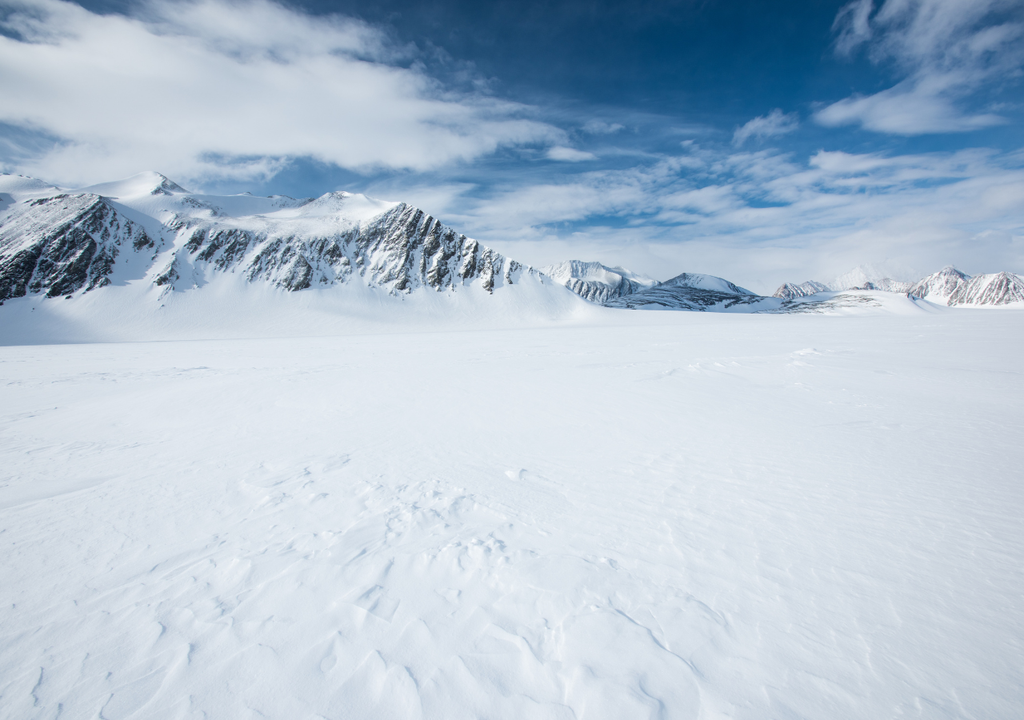 La superficie de la Antártica refleja la energía del Sol de regreso a la atmósfera, a la vez que enfría el agua debajo y cerca de ella. La superficie de la Antártica refleja la energía del Sol de regreso a la atmósfera, a la vez que enfría el agua debajo y cerca de ella.