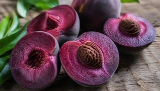 Chile tiene un durazno &uacute;nico en el mundo: as&iacute; es la curiosa variedad &ldquo;betarraga&rdquo; de color morado intenso