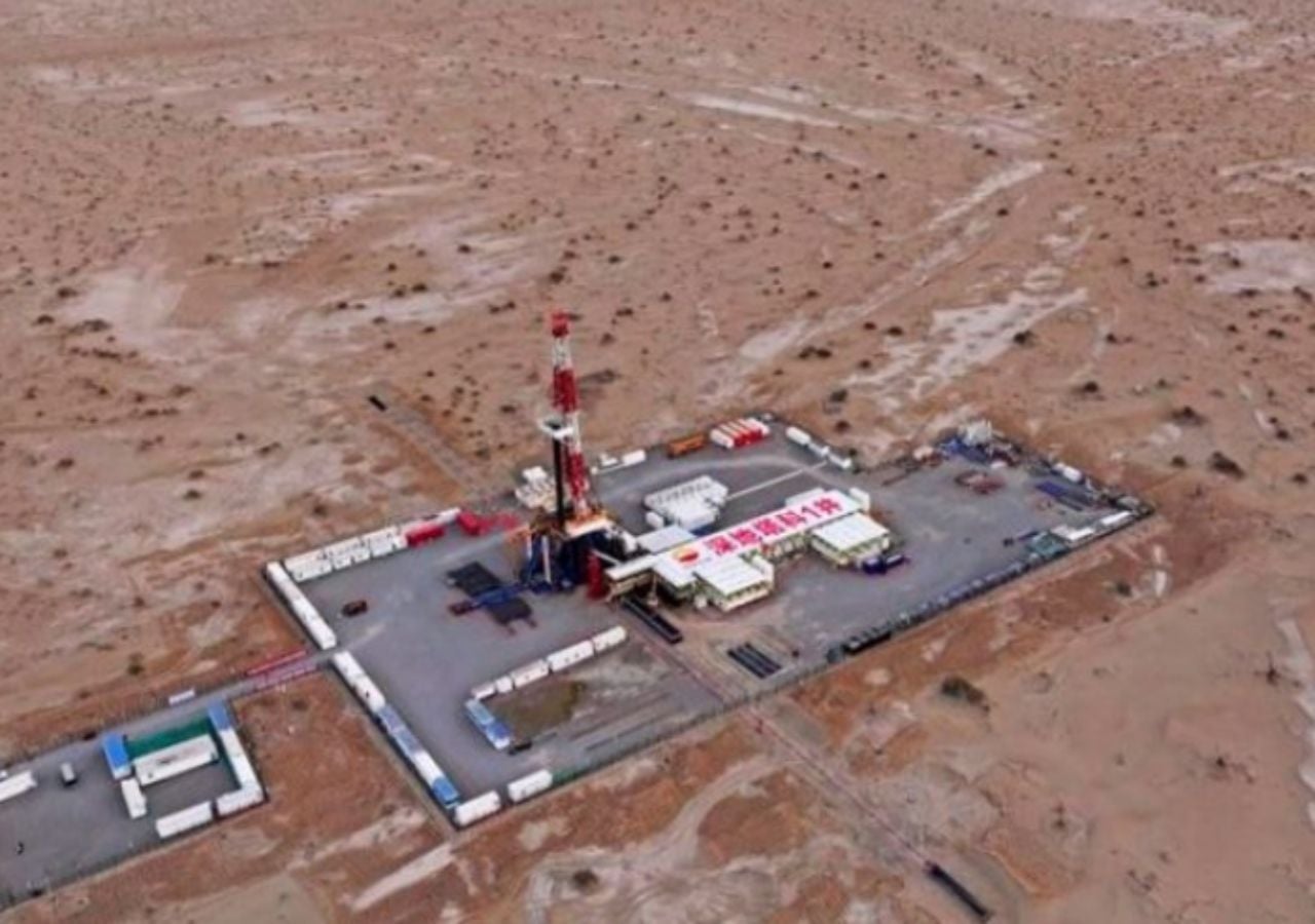 El área de perforación se encuentra en el desierto de Taklimakan en el lejano oeste de China. Allí la corteza terrestre es excepcionalmente dura.