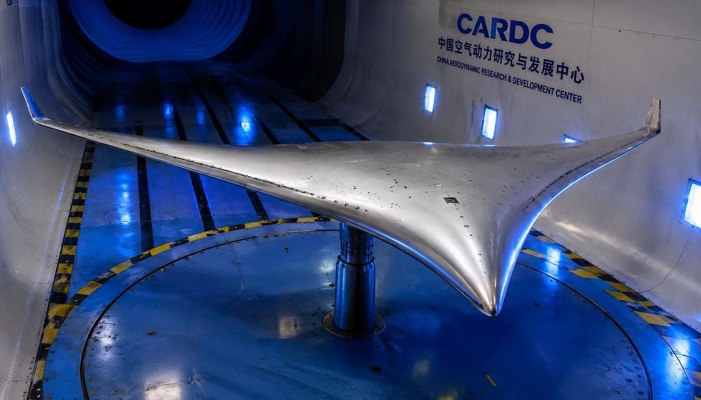Avión chino en pruebas China prueba un avión de más de 800 pasajeros con 85 metros de envergadura y una velocidad de crucero de 987 km/h. El modelo BWB se ensaya en un túnel de viento mientras China estudia su viabilidad para vuelos de larga distancia. Imagen: IA