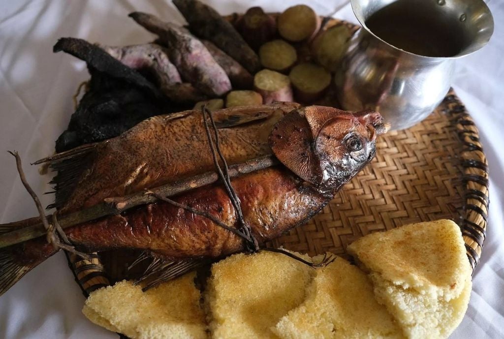 Peixe tambaqui, beiju, batatas e chica (Foto: Fernando Frazão/Agência Brasil)