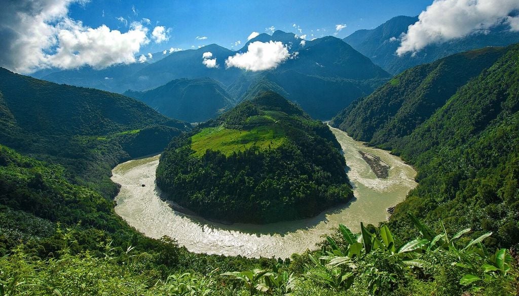 Grand Canyon de Yarlung Tsangpo : le plus grand et le plus profond canyon du monde. (c) Greatway.