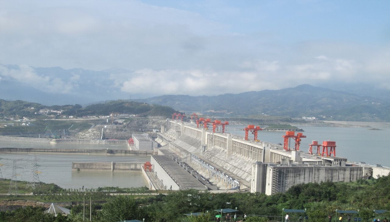 Le barrage des Trois-Gorges, en Chine, abrite la centrale hydroélectrique la plus puissante au monde, avec une capacité installée de 22 500 MW. Un nouveau mégaprojet hydroélectrique chinois, prévu au Tibet, pourrait toutefois dépasser largement ce record s'il est réalisé.