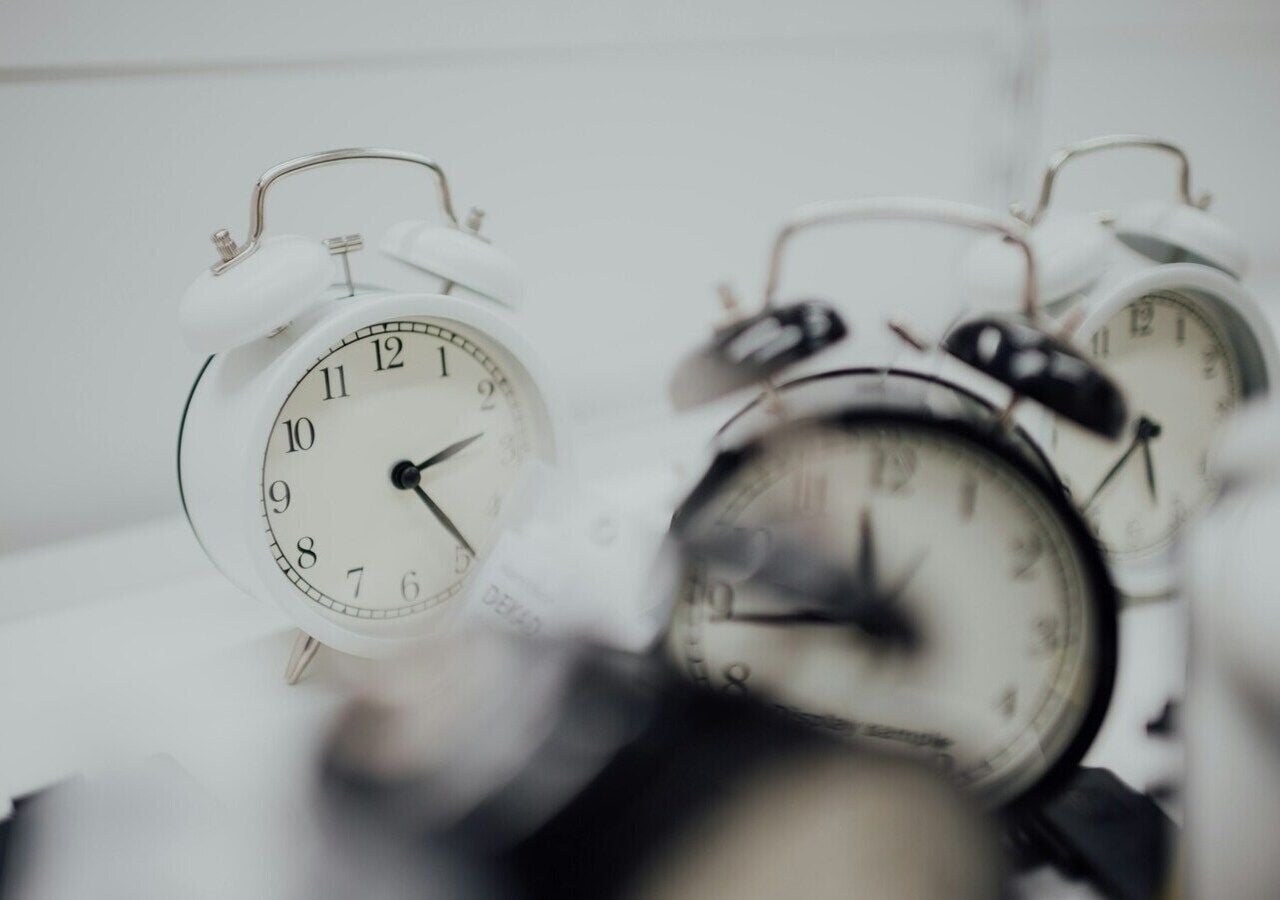 Wissenschaftler sind sich einig, dass der menschliche Körper einen inneren 24-Stunden-Rhythmus besitzt, der unabhängig vom Licht funktioniert. Bild: CHUTTERSNAP/Unsplash