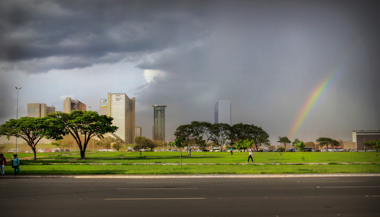 Chuva &agrave; vista: instabilidade rompe o tempo seco e pode surpreender o DF e o Centro-Oeste