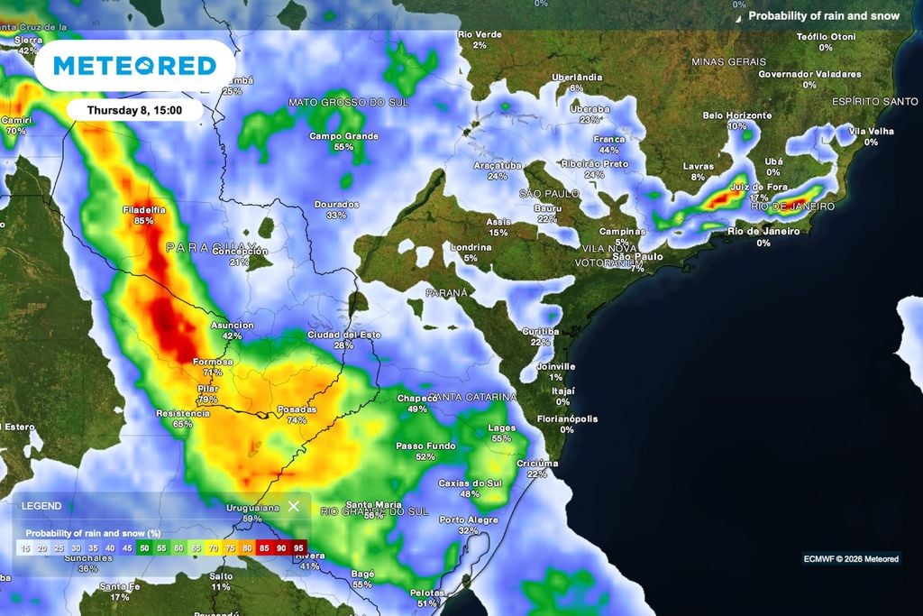 Previsão de probabilidade de chuva para quinta-feira (8), às 15h, com chances menores no Paraná e maiores no Paraguai e em áreas do Rio Grande do Sul.