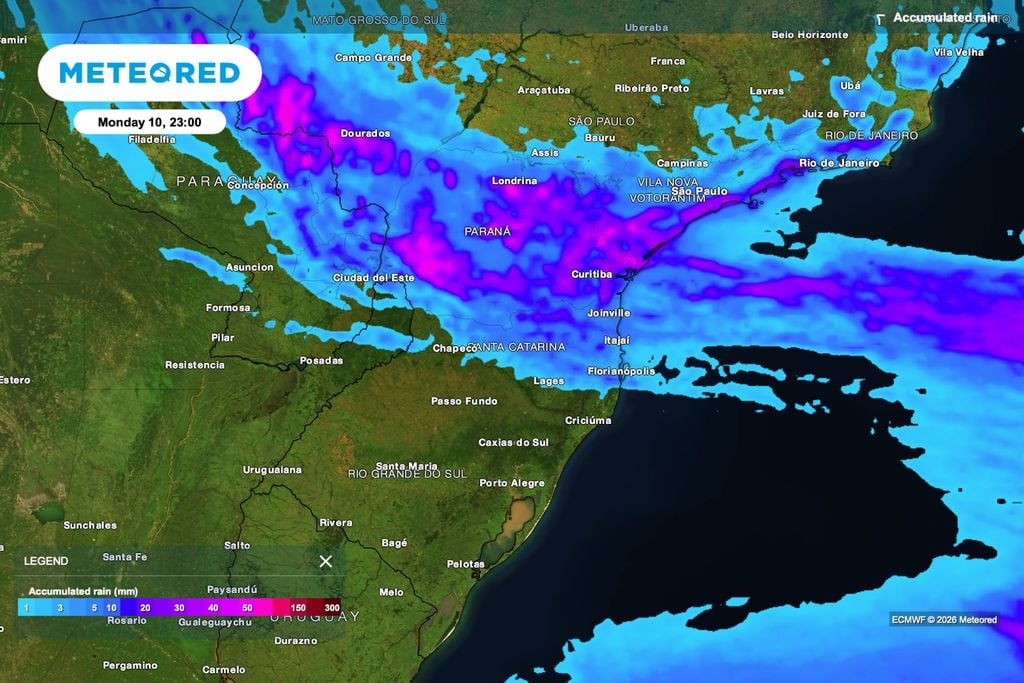 acumulado, chuva, tempestades, granizo, Paraná A chuva acumulada alcança grande parte do Paraná e o norte de Santa Catarina, mantendo o solo úmido e restringindo a entrada de máquinas nas lavouras.