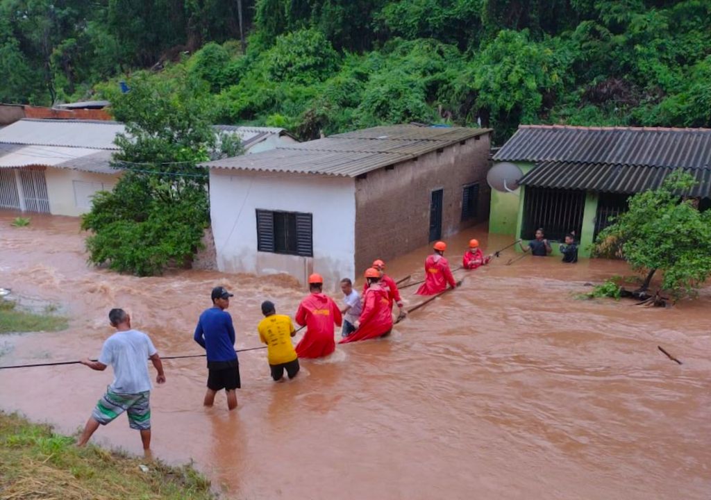 Chuva arrasa Corumbá, que deve decretar estado de emergência
