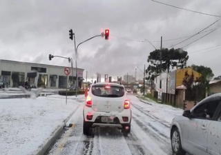 Chuva de granizo assusta população de Ponta Grossa, no Paraná, e causa danos em bairros da cidade
