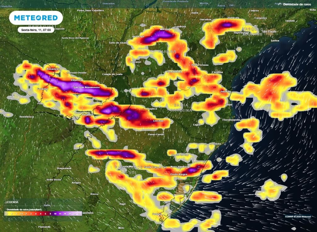 O mapa de densidade de raios mostra as áreas com maiores chances de tempestades na manhã desta sexta-feira (11).