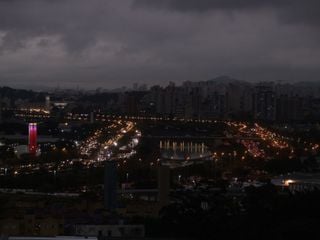 Chuva e fumaça transformam o dia em noite em São Paulo