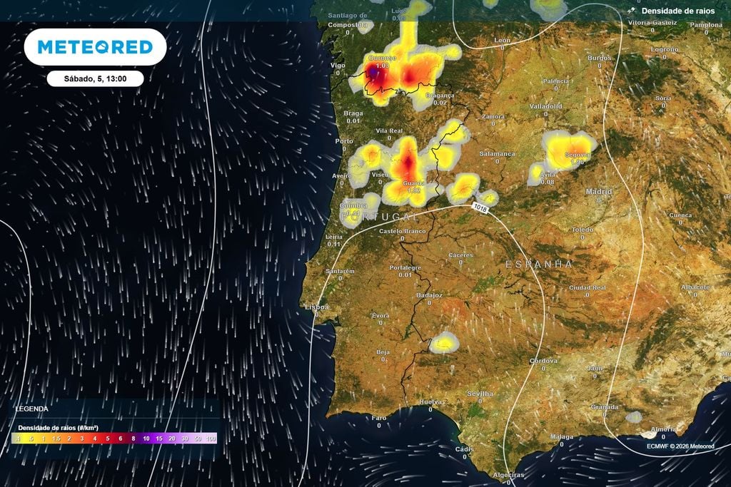 Previsão da densidade de raios para as 13h de sábado, segundo o ECMWF. O maior potencial de atividade elétrica concentra-se sobretudo no Norte e Centro de Portugal continental.