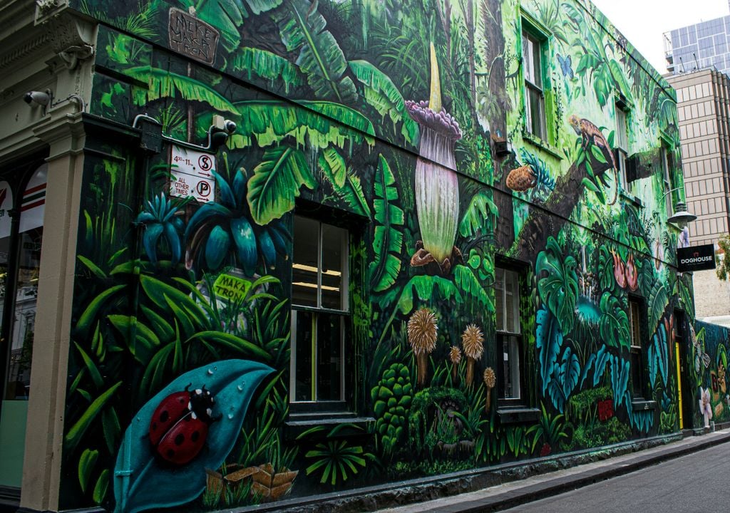 Laneways são ruas estreitas ou becos, muito comuns em Melbourne, que se tornaram espaços vibrantes com cafés, bares, arte urbana e vida cultural intensa. Foto: Unsplash