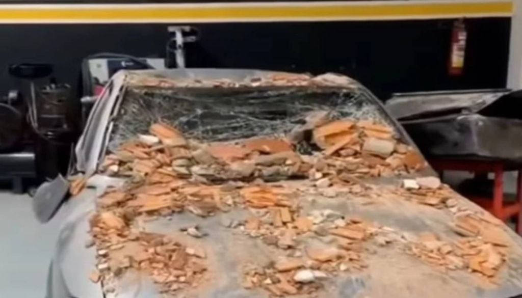 Parede de oficina desabou sobre carros. Foto: Reprodução / @plannewss Parede de oficina desabou sobre carros. Foto: Reprodução / @plannewss