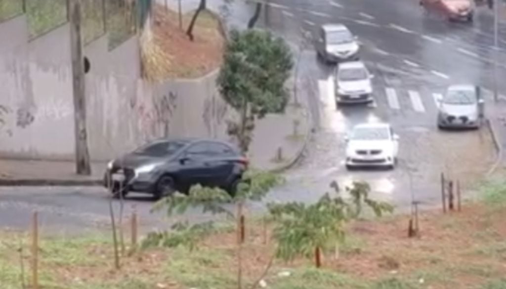 Veículos tiveram dificuldades para ganhar tração devido a pista molhada. Foto: Reprodução/ Rede 98