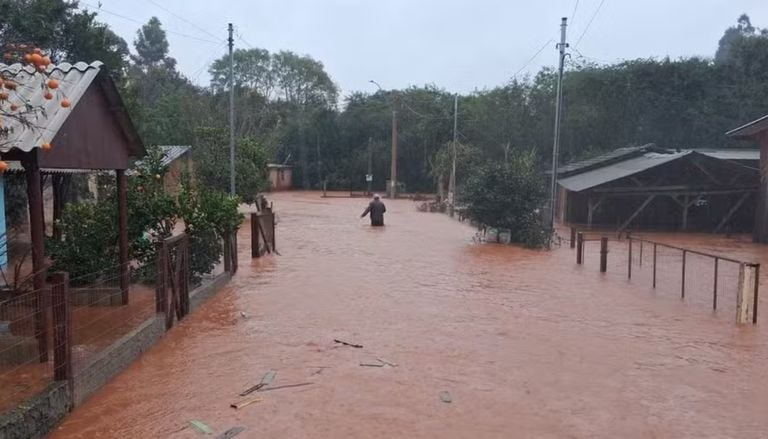 Chuva forte causa estragos e cancela aulas no Rio Grande do Sul; veja imagens