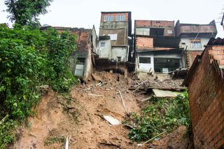 Chuva forte, deslizamentos de terra e mortes em Mauá