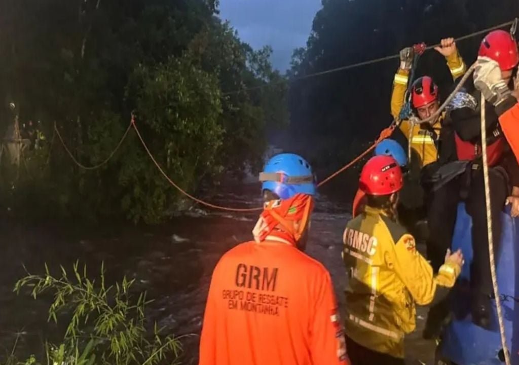 Bombeiros e o Grupo de Resgate em Montanha atuaram no isolamento ocorrido em Garuva. Foto: CBMSC/ Divulgação