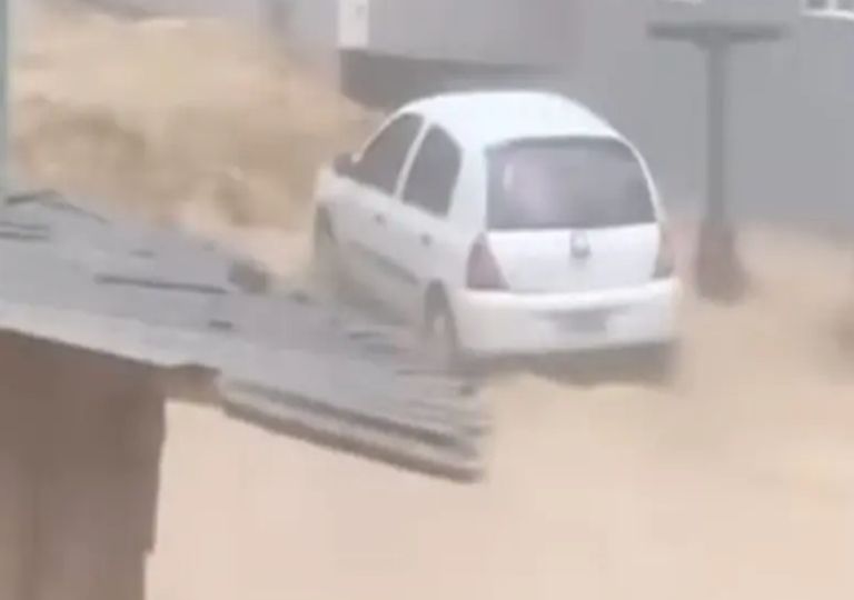 Chuva forte em SC provoca resgate de 16 pessoas no Monte Crista e alagamentos em Blumenau; veja imagens