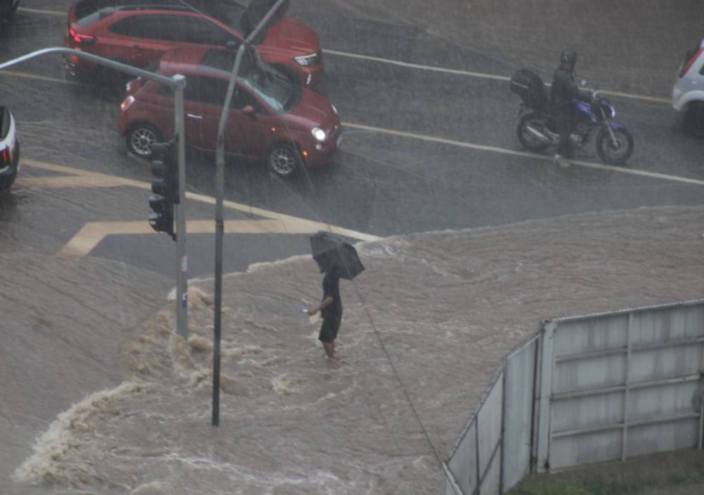 Alagamento na Bela Vista nesta quarta-feira (28) após chuva intensa. Foto: Fábio Pescarini/ Folha