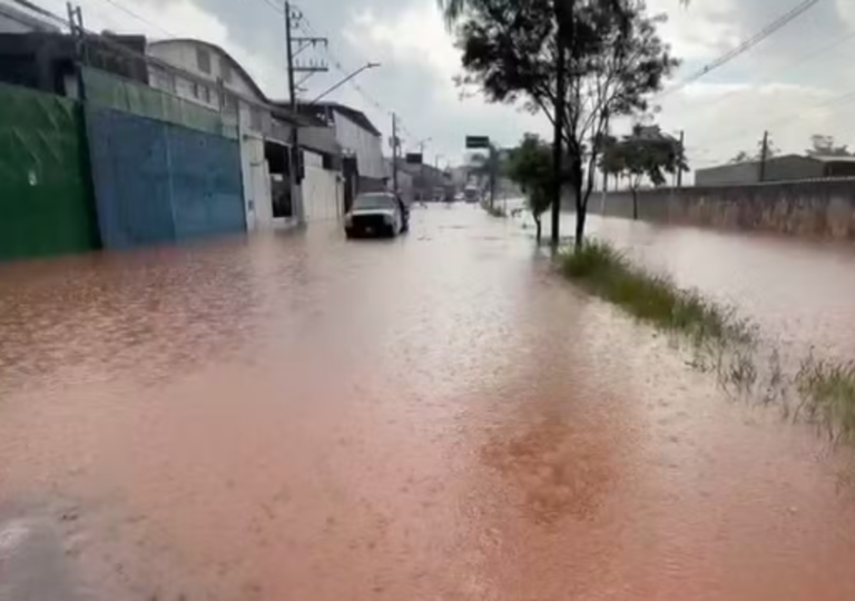 Chuva forte em SP provoca paralisa&ccedil;&atilde;o de trens e arrasta moradores em enxurradas nesta quarta, 28; veja imagens