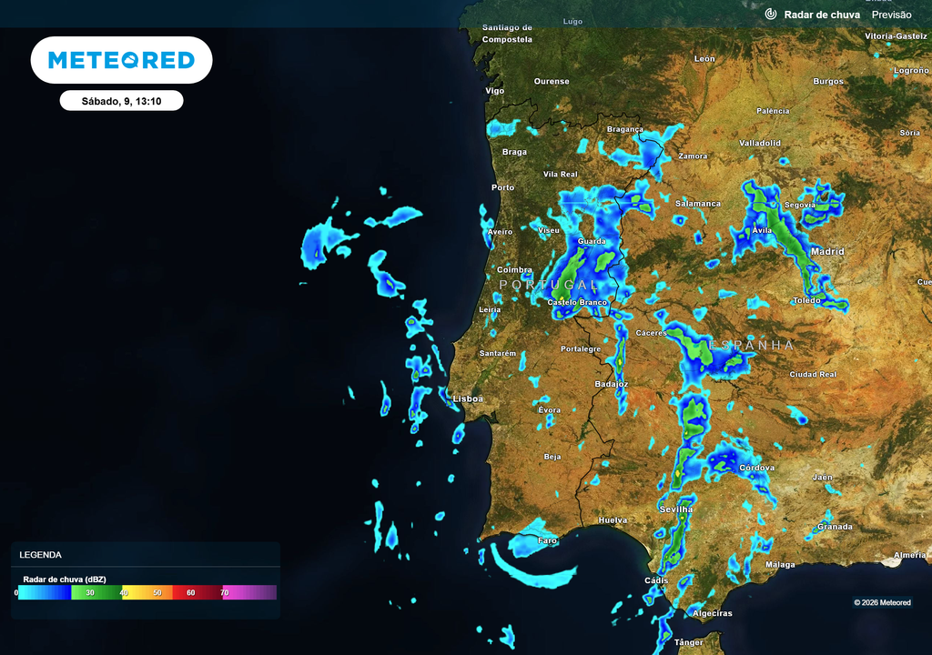 O radar de chuva da Meteored mostra, em tempo quase real, a localização e a intensidade da precipitação. Para as 13h10 de sábado, já eram visíveis núcleos localmente fortes no distrito de Castelo Branco, compatíveis com chuva intensa.