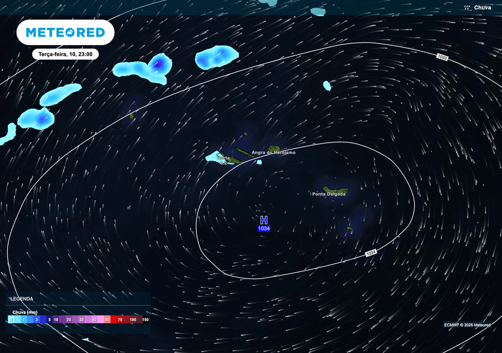 Mapa de precipitação e pressão atmosférica previsto para a noite de terça-feira nos Açores. Observa-se um anticiclone com cerca de 1034 hPa próximo do arquipélago e pequenas áreas de precipitação a atravessar a região, associadas a um fluxo dominante de oeste. Esta configuração favorece períodos de chuva ou aguaceiros intercalados com abertas ao longo da semana.
