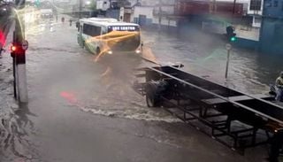 Chuva na Baixada Santista, em SP, passa de 60 mm em 12h e alaga vias