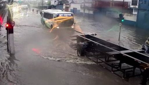 Chuva na Baixada Santista, em SP, passa de 60 mm em 12h e alaga vias
