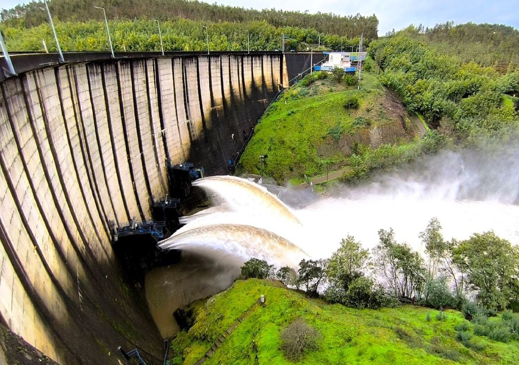 Em três dias, as barragens portuguesas descarregaram um volume de água equivalente ao consumo anual de todo o país. Foto: Barragem de Fronhas, em Arganil/reprodução de Facebook/Nuno Martins/Barragens e Albufeiras de Portugal