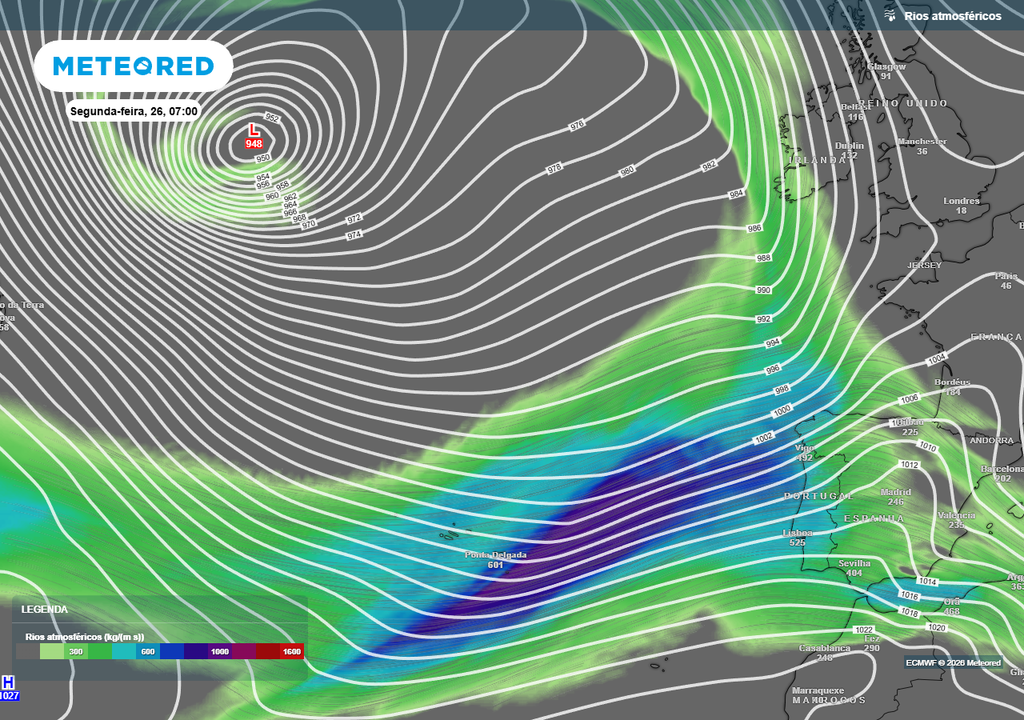 Na Região Autónoma dos Açores, nas próximas horas e dias, são esperados períodos de chuva e aguaceiros, por vezes fortes. A precipitação no arquipélago açoriano será reforçada pelo mesmo rio de humidade que afetará o Continente a partir de segunda-feira (26) e que elevará o risco de cheias nas principais bacias hidrográficas e de inundações nas áreas historicamente mais vulneráveis.