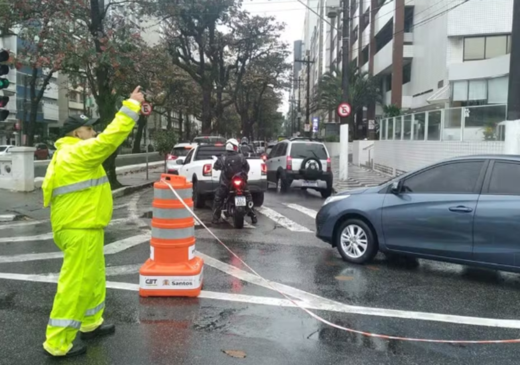 Equipes de emergência agem após chuva histórica em Santos.