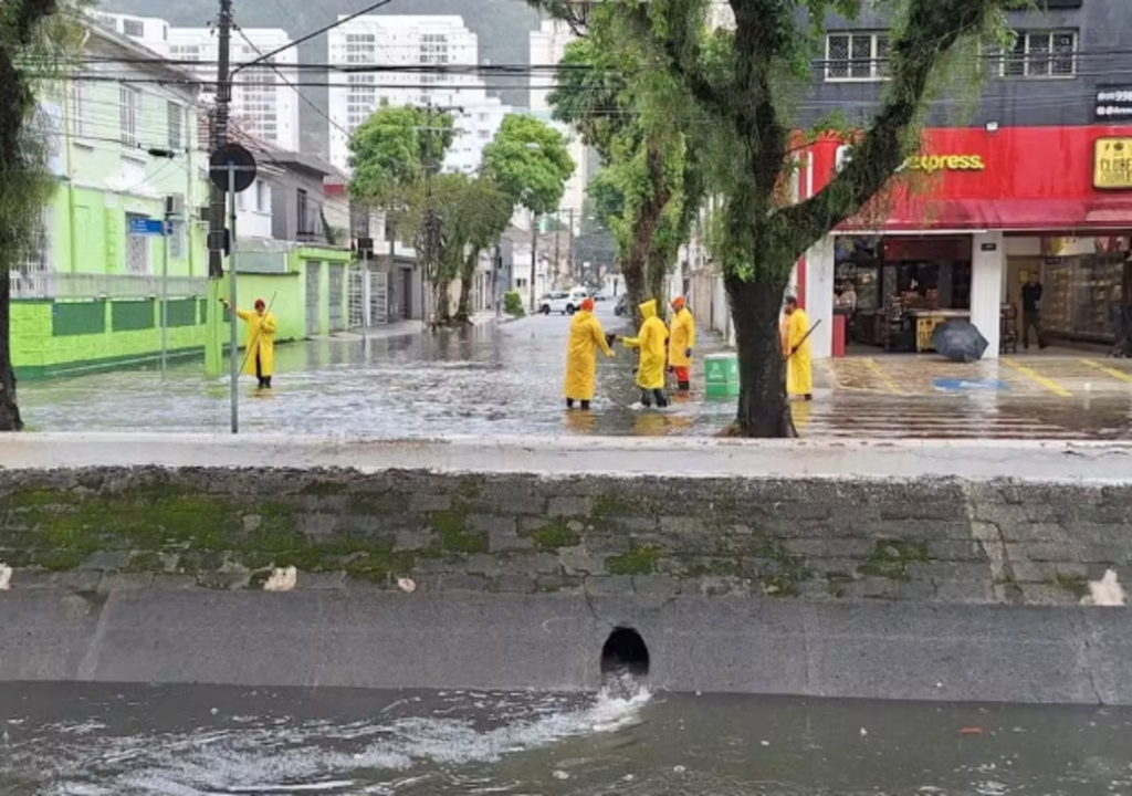 Santos enfrenta caos após temporal histórico que desafiou estrutura urbana.