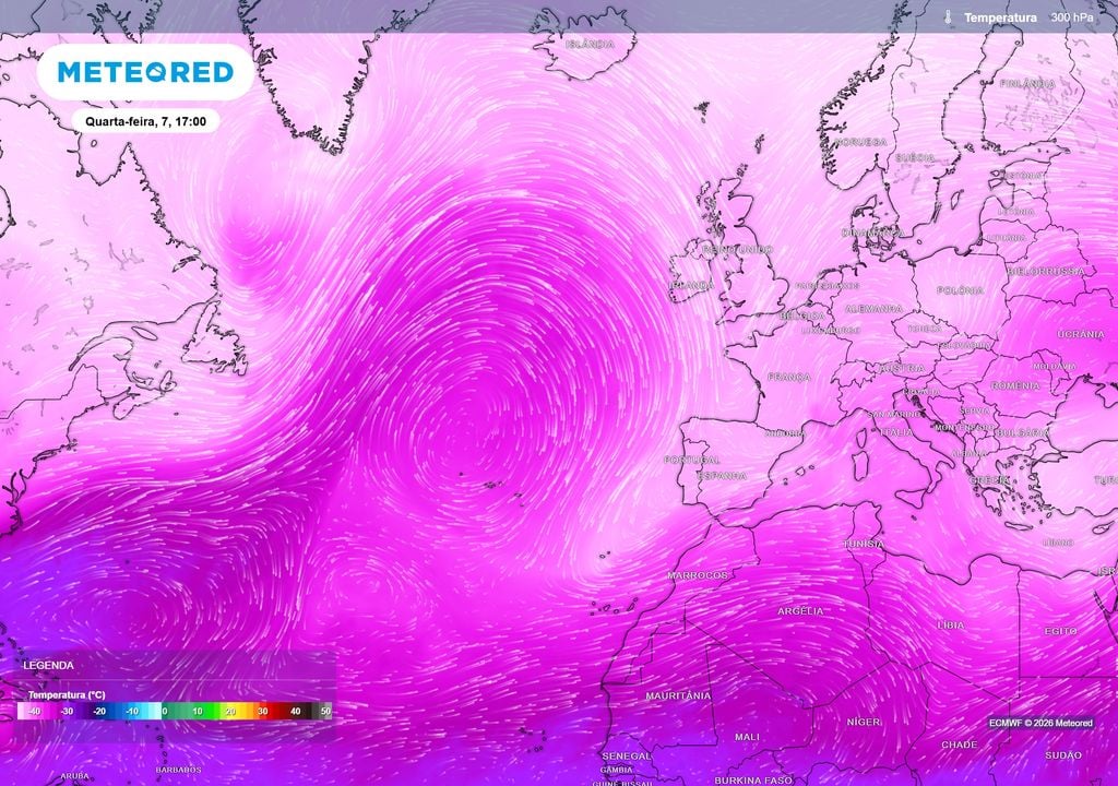 temperatura a 300 hpa Ao longo dos próximos dias o arquipélago da Madeira deverá registar ocorrência de chuva fraca a moderada, enquanto os Açores deverão manter-se mais protegidos pelo anticiclone. Neste mapa, percebemos o cavado mencionado anteriormente, que contribuirá para a instabilidade na Madeira.