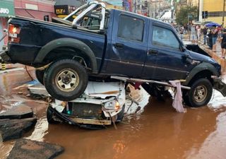 Chuva severa inunda a cidade de São Carlos e arrasta dezenas de carros