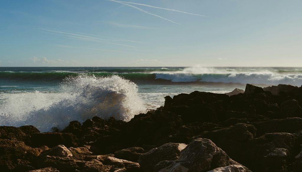 Mau tempo em vários distritos não trava abertura da época balnear em Cascais. Foto: Unsplash