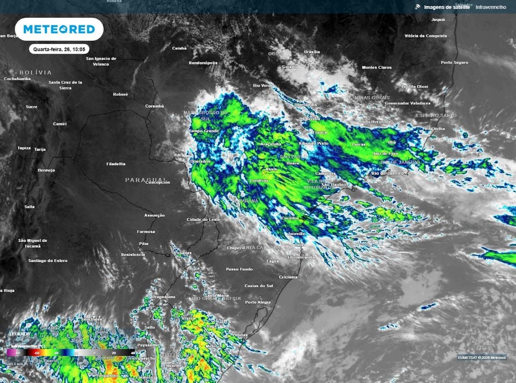 Imagem de satélite do canal infravermelho das 13h de hoje (26 de agosto) mostra bastante nebulosidade e chuvas fracas em áreas do Sudeste.