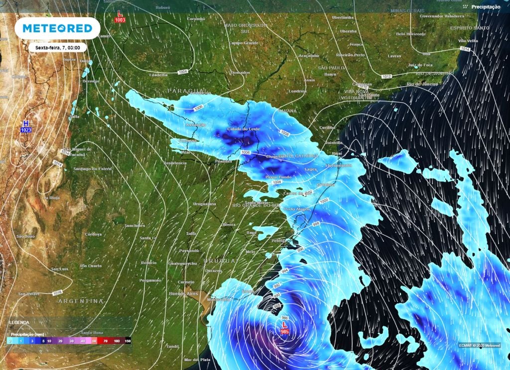 Precipitação, ventos e pressão a nível médio do mar. Mapa mostra a presença de uma baixa pressão e de uma frente fria avançando pelo Sul do Brasil.