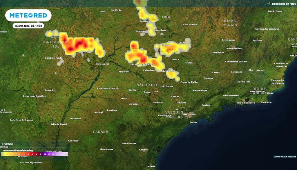 Previsão de densidade de raios para quarta-feira (28) às 17h, segundo o modelo europeu ECMWF.