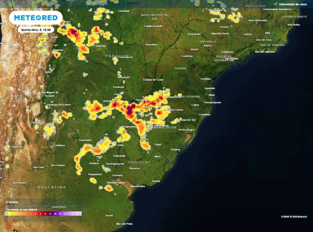 Previsão de densidade de raios para a quinta-feira (5) à tarde (16h), segundo o modelo europeu ECMWF, destacando as áreas com risco de ocorrência de tempestades.